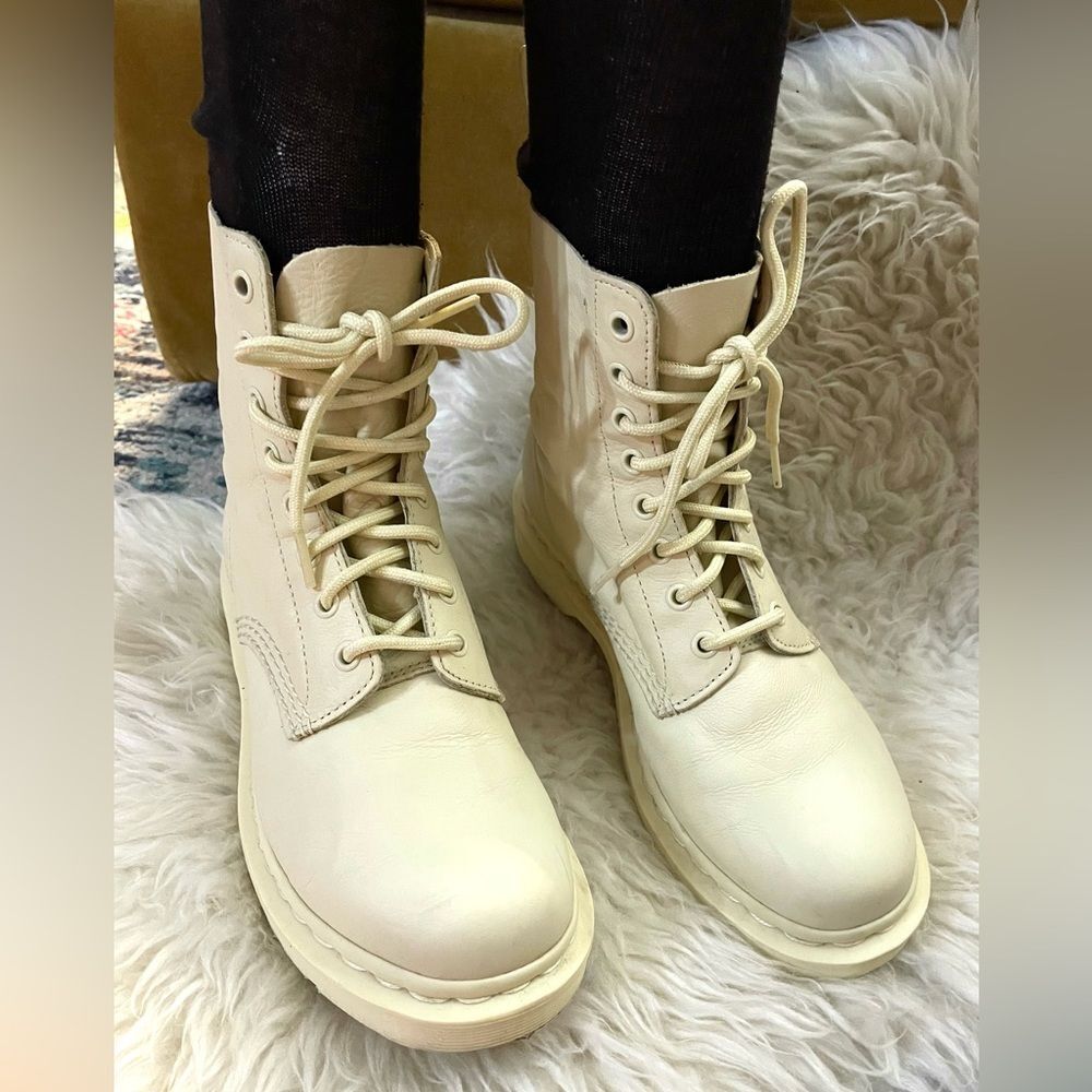Dr. Martens Women's 1460 Pascal Mono Boot Cream Size 8 UK 6 EUC - Picture 2 of 8